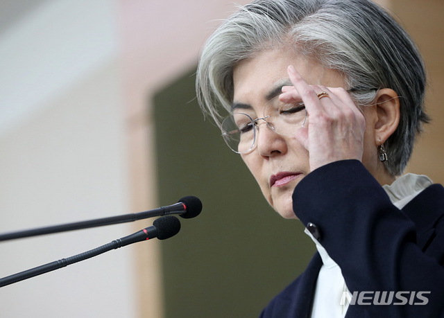 [서울=뉴시스]박주성 기자 = 강경화 외교부 장관이 6일 오전 서울 도렴동 외교부청사에서 신년 기자회견 중 취재진 질문을 경청하고 있다. 2020.02.06.&nbsp; park7691@newsis.com