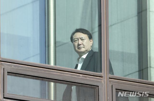 [서울=뉴시스] 최진석 기자 = 윤석열 검찰총장이 지난 6일 서울 서초구 대검찰청에서 구내식당으로 향하고 있다. 2020.02.06. myjs@newsis.com