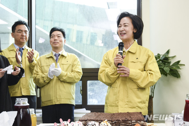 [서울=뉴시스]김선웅 기자 = 추미애 법무부장관이 6일 오전 서울 서초구 서울고등검찰청 내 법무부 대변인실 사무실 '의정관' 개소식에 참석해 인사말을 하고 있다. 2020.02.06.&nbsp;&nbsp; photo@newsis.com