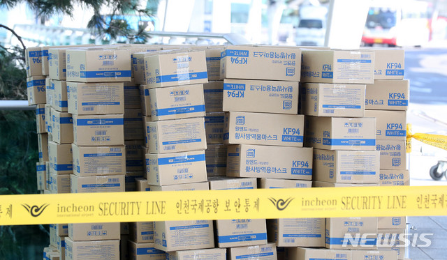 [인천공항=뉴시스]전신 기자 = 정부가 신종 코로나바이러스 감염증(우한 폐렴) 확산으로 수요가 폭증하고 있는 마스크를 국외로 대량 반출하는 것을 차단하기로 한 가운데 6일 인천국제공항 출국장 앞에 대량의 마스크를 택배 상자에 옮겨 담던 외국인이 경찰에 붙잡힌 현장이 통제되고 있다. 2020.02.06.&nbsp; photo1006@newsis.com