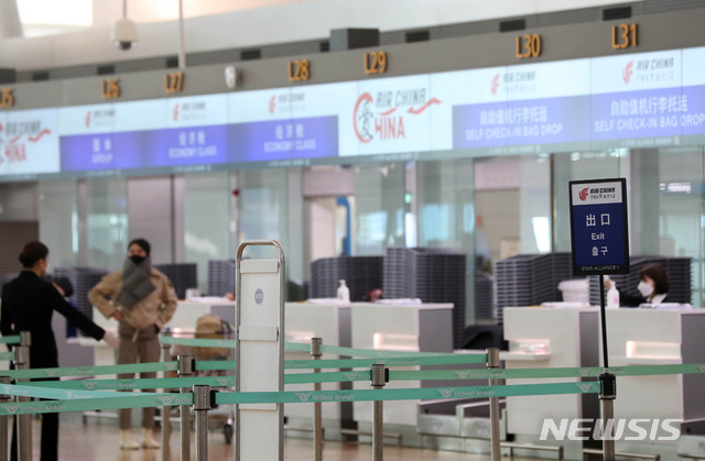 [인천공항=뉴시스]전신 기자 = 지난 6일 인천국제공항 출국장 중국국제항공 카운터에 베이징 및 상하이행 항공편 체크인 시간에도 탑승자가 없어 한산한 모습을 보이고 있다. 2020.02.06.  photo1006@newsis.com