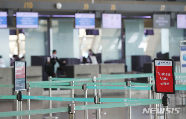 [인천공항=뉴시스]전신 기자 = 신종 코로나바이러스 감염증(우한 폐렴) 국내 확진자가 23명으로 늘어난 6일 인천국제공항 출국장 중국남방항공 카운터에 목단강행 항공편 체크인 시간에도 탑승자가 없어 한산한 모습을 보이고 있다. 2020.02.06.  photo1006@newsis.com