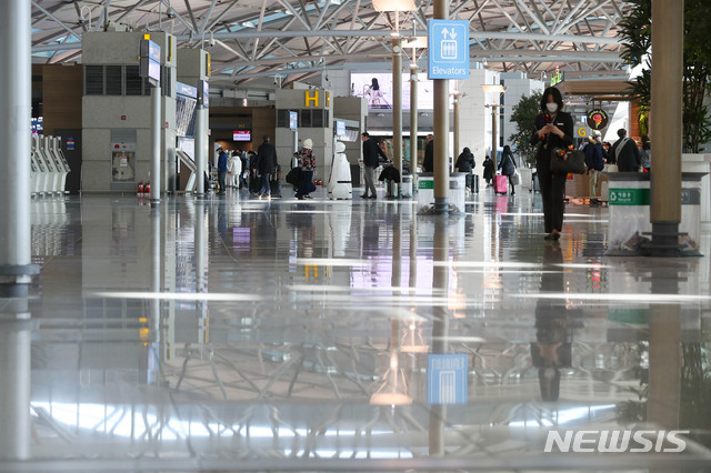 [인천공항=뉴시스]전신 기자 = 지난 6일 인천국제공항 출국장이 한산한 모습을 보이고 있다. 2020.02.06. photo1006@newsis.com