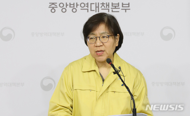 [세종=뉴시스]강종민 기자 = 정은경 중앙방역대책본부장(질병관리본부장)이 6일 오후 정부세종청사에서 신종 코로나바이러스 감염증(우한 폐렴) 국내 발생현황 등을 브리핑 하고 있다. 2020.02.06.&nbsp; ppkjm@newsis.com