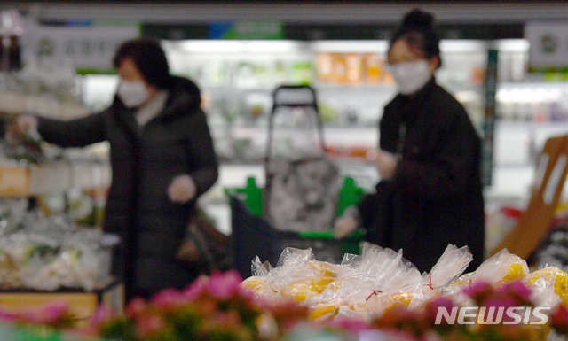 [나주=뉴시스] 류형근 기자 = 6일 오후 전남 나주시 빛가람동 한 마트에서 시민들이 마스크를 착용한 채 생필품을 구입하고 있다. 2020.02.06. hgryu77@newsis.com