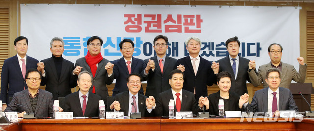 [서울=뉴시스] 김진아 기자 = 통합신당준비위원회 박형준(앞줄 오른쪽부터), 이언주, 심재철 공동위원장, 정운천 위원, 장기표 공동위원장, 문병호 정치혁신특별위원장을 비롯한 참석자들이 6일 서울 여의도 국회에서 열린 통합신당 준비위 출범을 겸한 1차 회의에서 기념촬영을 하고 있다. 2020.02.06. bluesoda@newsis.com
