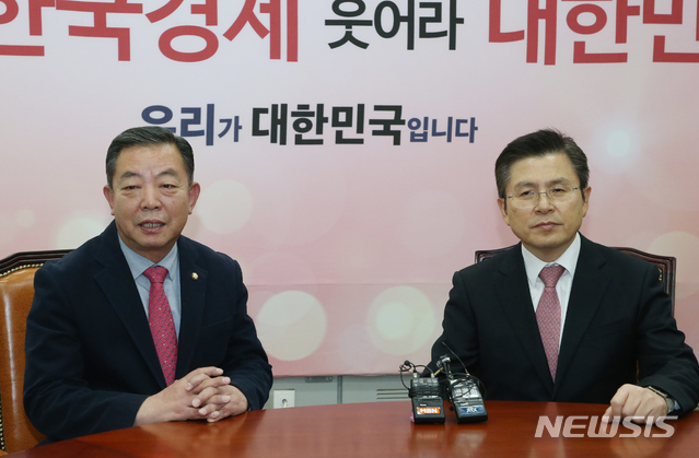 [서울=뉴시스]김명원 기자 = 황교안 자유한국당 대표가 6일 서울 여의도 국회 자유한국당 대표실에서 바른미래당을 탈당한 이찬열 의원과 만나 대화하고 있다. 2020.02.06. kmx1105@newsis.com