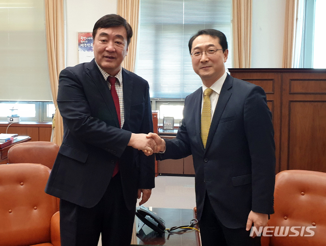 [서울=뉴시스]김건 외교부 차관보가 6일 서울 종로구 외교부에서 싱하이밍 신임 주한중국대사와 면담을 하고 있다. (사진=외교부 제공) 2020.02.06. photo@newsis.com