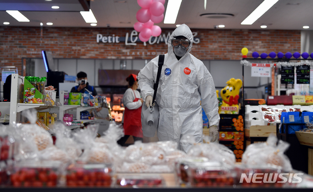 '22번 확진자' 접촉…준감시자 9명 중 5명 바이러스 검사 