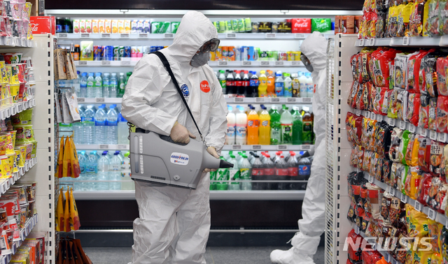 [나주=뉴시스] 류형근 기자 = 지난 6일 전남 나주시 한 마트에서 방역업체가 소독작업을 하고 있다. 이 마트는 신종 코로나 바이러스 감염증 22번 확진환자가 농산품을 납품한 것으로 알려졌다. (기사 내용과 직접적인 연관은 없습니다.) 2020.02.06. hgryu77@newsis.com