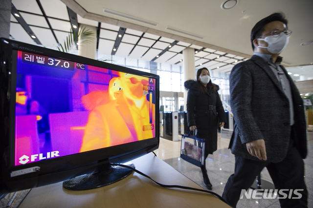 [서울=뉴시스]6일 서울 서초구 국립중앙도서관 로비 출입구에 신종 코로나바이러스 감염증(우한 폐렴)과 관련해 열감지 카메라가 설치되어 있다. (사진=국립중앙도서관 제공) 2020.02.06.&nbsp; photo@newsis.com