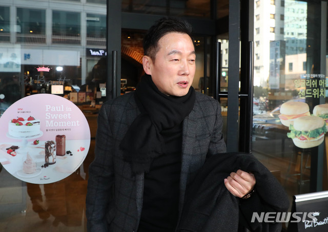 [서울=뉴시스] 장세영 기자 = 정봉주 전 의원이 6일 오후 서울 여의도 당사 인근 커피전문점에서 공천관리위원회 회의의 결과를 기다리고 있다가 취재진을 피해 이동하고 있다. 2020.02.06.&nbsp; photothink@newsis.com 