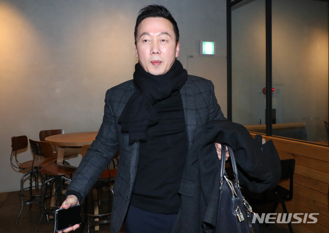 [서울=뉴시스] 장세영 기자 = 정봉주 전 의원이 6일 오후 서울 여의도 당사 인근 커피전문점에서 공천관리위원회 회의의 결과를 기다리고 있다가 취재진을 피해 이동하고 있다. 2020.02.06.&nbsp; photothink@newsis.com 