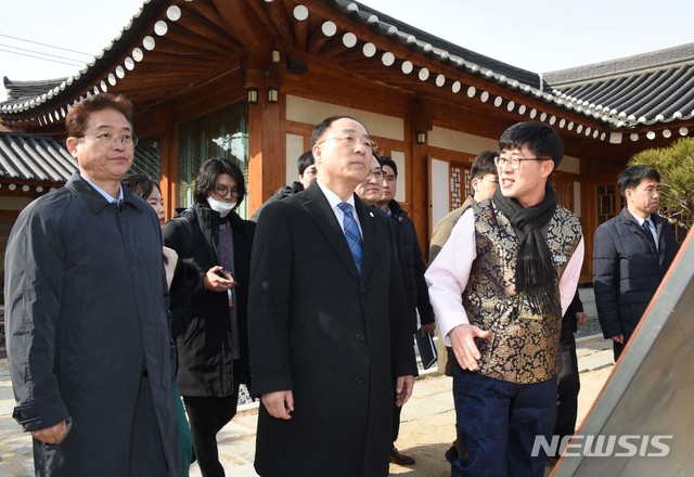 [서울=뉴시스]홍남기 부총리 겸 기획재정부 장관이 6일 신종 코로나바이러스와 관련 관광업계 현황을 파악하고자 주요관광지인 경북 경주시 황리단길을 현장방문, 전통숙박업소 대표와 대화를 나누며 애로사항을 청취하고 있다. (사진=기획재정부 제공) 2020.02.06. photo@newsis.com