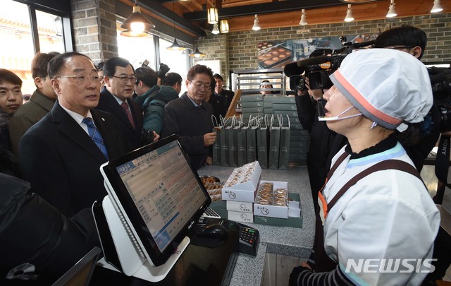 [서울=뉴시스]홍남기 부총리 겸 기획재정부 장관이 6일 신종 코로나바이러스와 관련 관광업계 현황을 파악하고자 주요관광지인 경북 경주시 황리단길을 현장방문, 소상공인들과 대화를 나누며 애로사항을 청취하고 있다. (사진=기획재정부 제공) 2020.02.06.&nbsp; photo@newsis.com