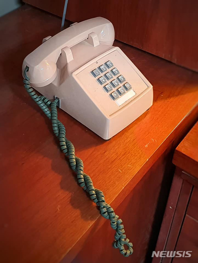 [서울=뉴시스]박미소 기자 = 유엔군사령부가 6일 유엔사와 북한군 간의 직통 전화기를 페이스북에 공개했다. 유엔사는 북한군과 일일 2차례 통신 점검을 진행하고 있으며, 작년 기준 총 130건의 통지문을 주고 받았다고밝혔다. (사진=유엔군사령부 페이스북 캡쳐) 2020.02.06. photo@newsis.com