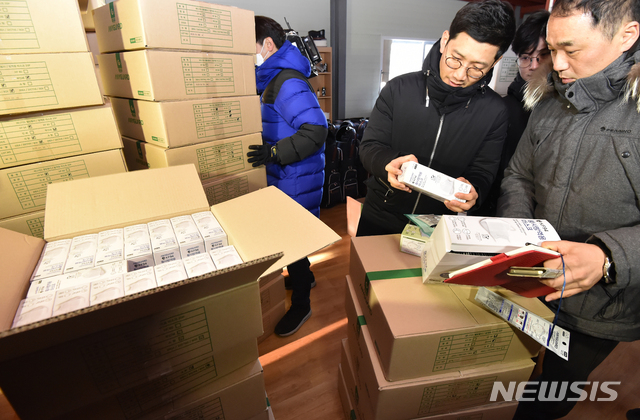 [용인=뉴시스] 김종택 기자 = 마스크, 손소독제 등 신종 코로나바이러스 감염증 관련 용품의 수요 급증으로 인한 사재기가 극성을 부리자 6일 오후 경기 용인시 처인구 한 마스크 판매업체 창고에서 정부합동단속단이 마스크 매점매석 등 불공정거래행위에 대해 단속을 벌이고 있다. 2020.02.06.semail3778@naver.com