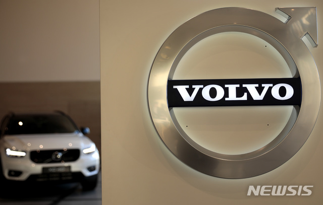 [브뤼셀(벨기에)=AP/뉴시스]15일(현지 시간) 월스트리트저널에 따르면 볼보는 관세 불확실성, 부진한 전기차 수요, 중국 내 치열한 경쟁과 함께 신차 출시 지연에 따른 전기차 모델의 수익성 악화가 이번 손실의 주요 원인이라고 밝혔다. 볼보는 이에 대응해 약 3000명 규모의 감원 계획도 발표했다. 사진은 지난 2020년 2월6일 벨기에 브뤼셀의 볼보 본사 로비 내 볼보 자동차 한 대가 주차돼 있는 모습. 2025.07.15.