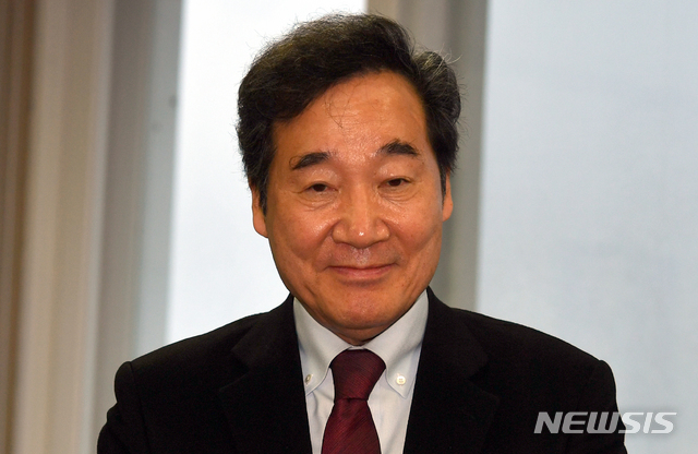 [광주=뉴시스] 류형근 기자 = 더불어민주당에서 서울 종로구 출마를 준비 중인 이낙연 전 국무총리가 6일 오후 광주 서구 천주교광주대교구청을 방문해 김희중 대주교와 만남을 갖고 있다. 2020.02.06.&nbsp; hgryu77@newsis.com