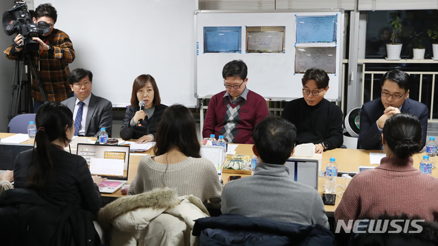 [서울=뉴시스] 조수정 기자 = 대한감염학회 이사장인 백경란(왼쪽 두번째) 삼성서울병원 감염내과 교수가 6일 오후 서울 서초동 학회 사무실에서 개최한 신종 코로나 바이러스 감염증(우한 폐렴) 관련 언론 간담회에서 모두발언 하고 있다. 이들은 22일 오후 6시 서울 강남구 회의실에서 대정부 권고안을 발표했다. 2020.02.06. chocrystal@newsis.com