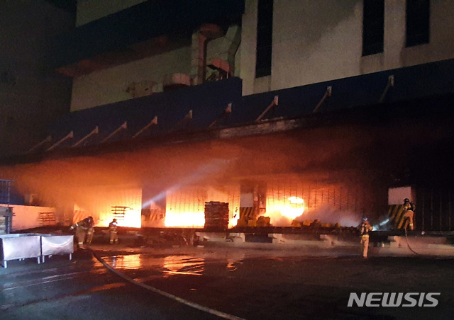 [부산=뉴시스] 6일 오후 10시 47분께 부산 서구 암남동의 한 냉동창고에서 원인이 밝혀지지 않은 불이 났다. (사진=부산소방본부 제공)photo@newsis.com 