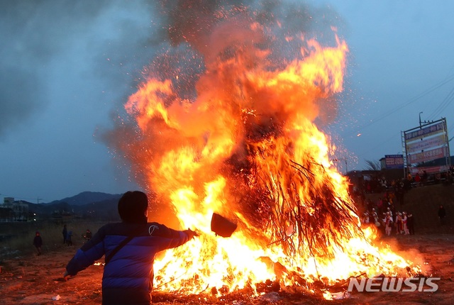 [진주=뉴시스] 정월대보름 달집태우기.