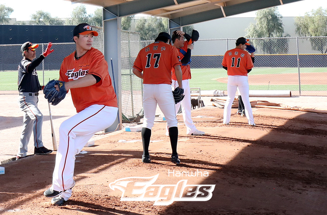 [서울=뉴시스] 미국 애리조나 피오리아스포츠 콤플렉스에서 스프링캠프를 진행중인 한화 이글스 투수들이 불펜 피칭을 하고 있다. (사진=한화 이글스 제공)