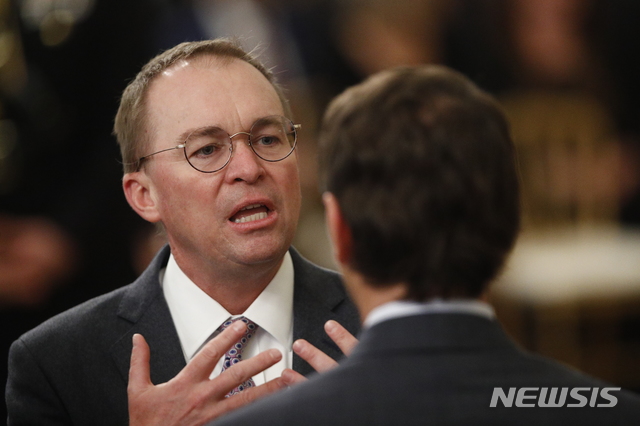 [워싱턴=AP/뉴시스]믹 멀베이니 전 백악관 비서실장 대행이 지난 2월6일 이스트룸에서 참모들과 대화하는 모습. 2020.06.20.