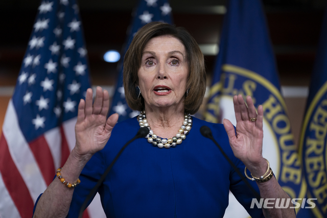 [워싱턴 = AP/뉴시스] 낸시 펠로시 미 하원의장이 지난 달 6일 상원에서 자신이 추진해오고 하원을 통과한 트럼프 탄핵안이 부결된 뒤에 기자회견을 하고 있다.&nbsp;&nbsp; 