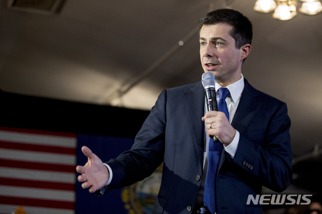 [메리맥=AP/뉴시스]미국 민주당 2020년 대선 경선 후보인 피트 부티지지 전 인디애나 사우스벤드시장이 6일(현지시간) 뉴햄프셔 메리맥에서 유세를 하고 있다. 2020.02.07.