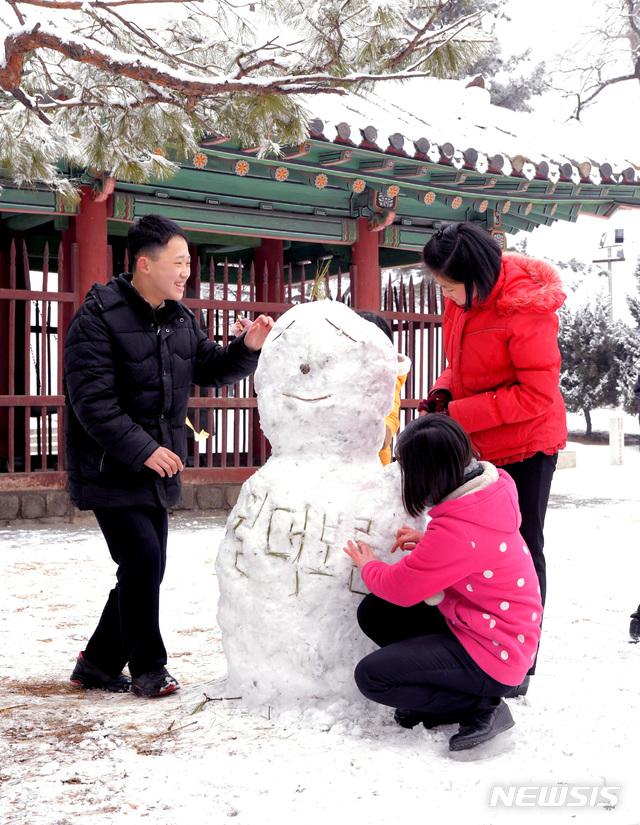 [서울=뉴시스] 지난해 2월 정월대보름에 평양 청소년들의 ‘정월대보름 눈사람'을 만들며 줄거워 하고 있다. (사진=평화경제연구소 제공) 2020.02.07. photo@newsis.com