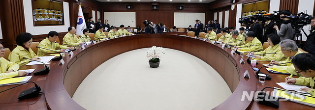 [서울=뉴시스]박주성 기자 = 홍남기 경제부총리 겸 기획재정부 장관이 7일 오전 서울 광화문 정부서울청사에서 열린 제4차 신종 코로나바이러스 대응 경제장관회의 겸 제3차 경제활력대책 회의에서 모두발언을 하고 있다. 2020.02.07.&nbsp; park7691@newsis.com