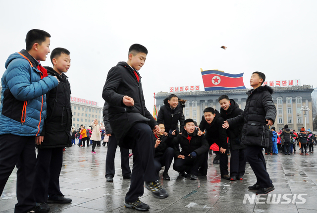 [서울=뉴시스] 지난해 2월 정월대보름 맟은 평양 청소년들이 김일성광장에 모여 재기차기, 줄넘기, 기차놀이 등 다양한 민속놀이를 즐기며 즐거워 하고 있다. (사진=평화경제연구소 제공) 2020.02.07. photo@newsis.com