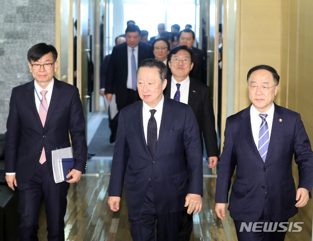 [서울=뉴시스]박주성 기자 = 홍남기 경제부총리 겸 기획재정부 장관과 김상조 청와대 정책실장, 김영주 한국무역협회장, 김기문 중소기업중앙회지장을 비롯한 기업인들이 7일 오전 서울 중구 대한상공회의소에서 열린 신종 코로나바이러스 대응 관련 기업인 간담회에 참석하고 있다. 2020.02.07. park7691@newsis.com