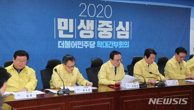 [서울=뉴시스] 장세영 기자 = 이해찬(가운데) 더불어민주당 대표가 7일 서울 여의도 국회 의원회관에서 열린 더불어민주당 확대간부회의에 참석해 윤호중 더불어민주당 사무총장과 대화를 나누고 있다. 2020.02.07.&nbsp; photothink@newsis.com 