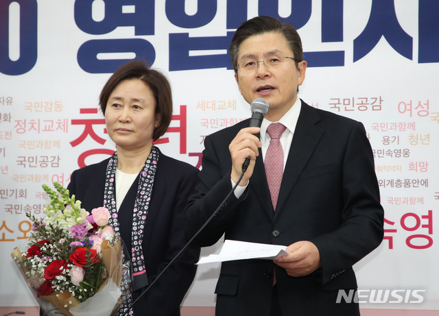 [서울=뉴시스] 김진아 기자 = 자유한국당 황교안 대표가 7일 서울 여의도 국회에서 열린 2020 영입인사 환영식에서 10번째 영입인재인 윤봉길 의사의 장손녀 윤주경 전 독립기념관장에게 꽃다발을 전달 후 인사말을 하고 있다. 2020.02.07. bluesoda@newsis.com