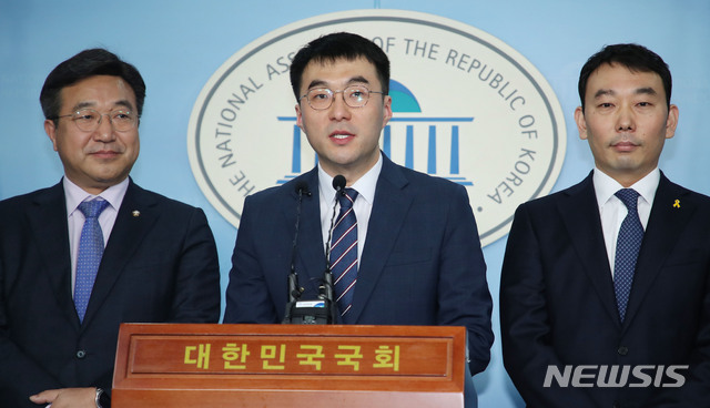 [서울=뉴시스] 김진아 기자 = 김남국 변호사가 7일 서울 여의도 국회 정론관에서 더불어민주당 입당 기자회견을 하고 있다. 2020.02.07.&nbsp; bluesoda@newsis.com