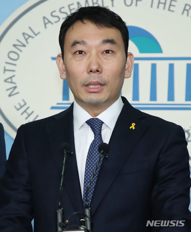[서울=뉴시스] 김진아 기자 = 김용민 변호사가 7일 서울 여의도 국회 정론관에서 더불어민주당 입당 기자회견을 하고 있다. 2020.02.07. bluesoda@newsis.com