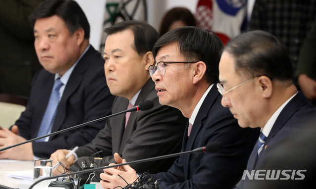 [서울=뉴시스]박주성 기자 = 김상조 청와대 정책실장이 7일 오전 서울 중구 대한상공회의소에서 열린 신종 코로나바이러스 대응 관련 기업인 간담회에 참석해 모두발언을 하고 있다. 2020.02.07. park7691@newsis.com