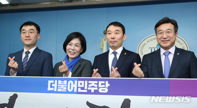 [서울=뉴시스] 김진아 기자 = 김용민(왼쪽 세번째) 변호사, 김남국(왼쪽) 변호사가 7일 서울 여의도 국회 정론관에서 더불어민주당 입당 기자회견을 후 기념촬영을 하고 있다. 2020.02.07. bluesoda@newsis.com