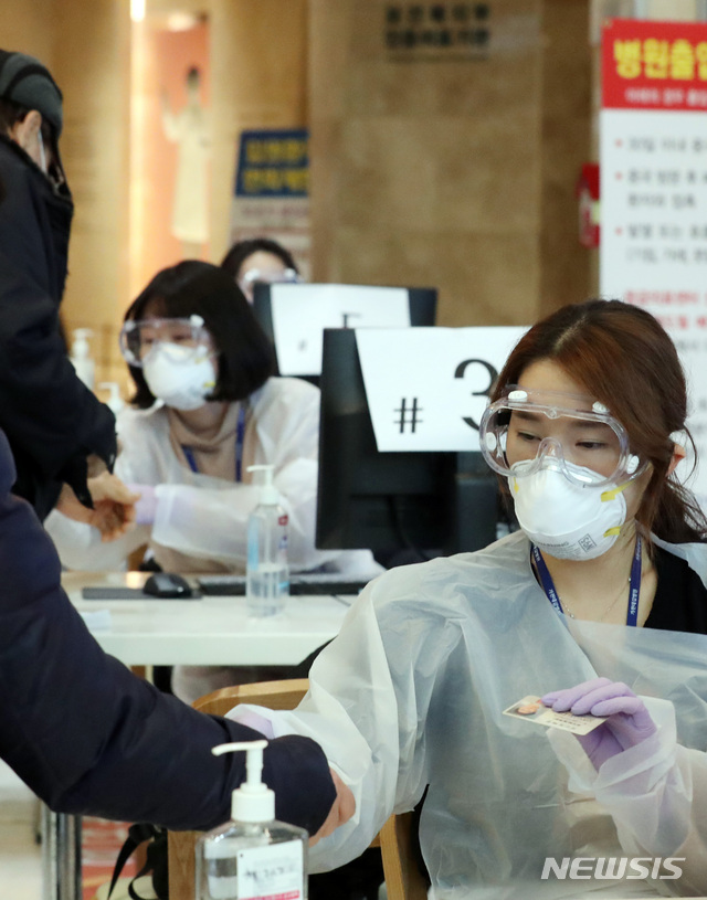 [인천=뉴시스] 이종철 기자 = 7일 오후 인천시 남동구 가천대 길병원에서 통제요원들이 고글과 고성능 N95 마스크를 착용하고 신종 코로나바이러스 감염증(우한 폐렴) 예방을 위해 내원객들의 감염 국가 방문 이력을 조사하고 있다. 2020.02.07.jc4321@newsis.com