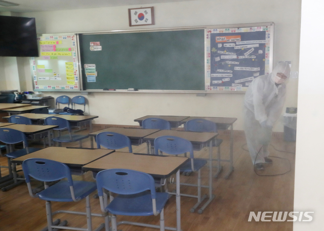 [서울=뉴시스] 조수정 기자 = 신종 코로나 바이러스 감염증(우한 폐렴) 확진자가 거주하고 있는 지역으로 임시 휴교령이 내려진 서울 송파구 한 초등학교에서 7일 송파구청 관계자들이 방역작업을 하고 있다. 2020.02.07. chocrystal@newsis.com