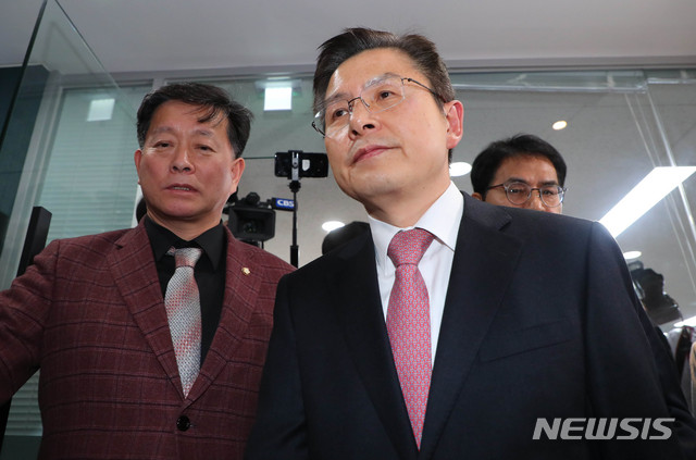 [서울=뉴시스] 장세영 기자 = 황교안 자유한국당 대표가 7일 서울 영등포구 자유한국당 당사에서 기자회견을 열고 4,15 총선 종로 출마 선언을 하고 회견장을 나서고 있다. 2020.02.07.&nbsp; photothink@newsis.com