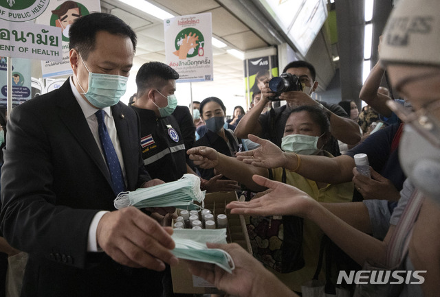 [방콕=AP/뉴시스] 아누띤 찬위라꾼 태국 부총리 겸 공공보건부 장관이 지난 7일(현지시간) 방콕의 고가전철 출입구에서 시민들에게 마스크를 나눠주고 있다. 아누띤 장관은 "마스크 착용에 비협조적인 관광객은 내쫓아야 한다"는 발언으로 논란을 일으켰다. 2020.02.15