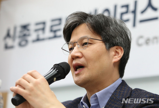 [서울=뉴시스]박미소 기자 = 방지환 중앙감염병원운영 센터장이 7일 오후 서울 중구 국립중앙의료원에서 열린 '국내 신종 코로나바이러스 감염증(우한폐렴) 확진자 확대에 따른 치료임상현황' 관련 기자회견에서 발언하고 있다. 2020.02.07.  misocamera@newsis.com