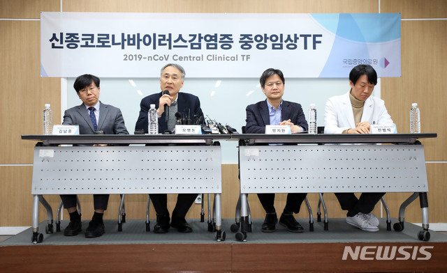 [서울=뉴시스]박미소 기자 = 오명돈(왼쪽 두번째) 신종코로나바이러스감염증 중앙임상TF 자문위원장이 7일 오후 서울 중구 국립중앙의료원에서 열린 '국내 신종 코로나바이러스 감염증(우한폐렴) 확진자 확대에 따른 치료임상현황' 관련 기자회견에서 발언하고 있다. 왼쪽부터 김남중 서울대병원 감염내과 분과장, 오명돈 신종코로나바이러스감염증 중앙임상TF 자문위원장, 방지환 중앙감염병원운영 센터장, 진범식 국립중앙의료원 감염내과 전문의. 2020.02.07.&nbsp; misocamera@newsis.com 