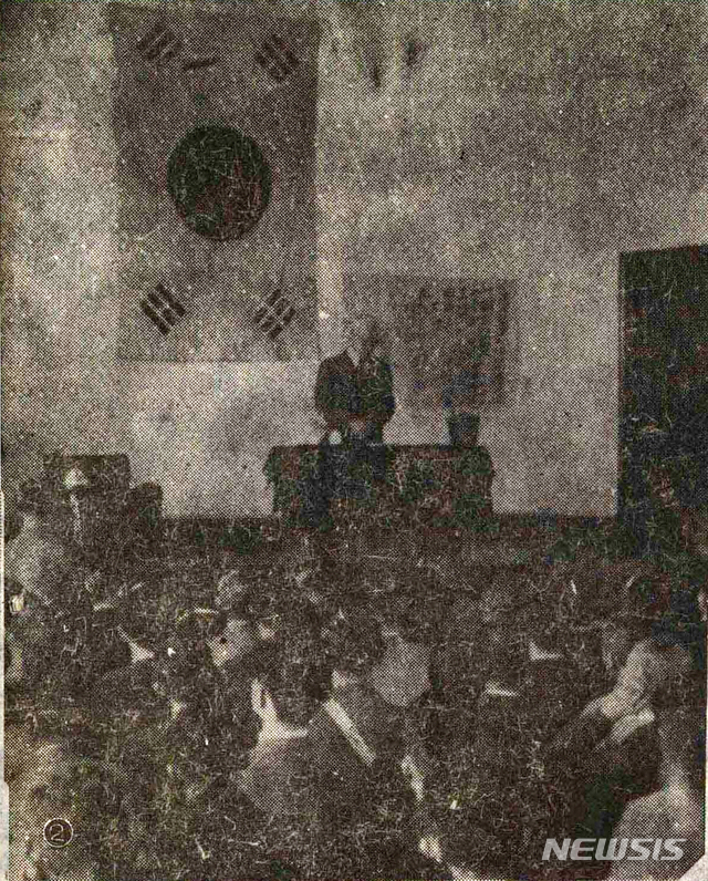 [서울=뉴시스] 1945년 11월 2일 서울 종로구 경운동 천도교 대강당에서 열린 ‘독립촉성중앙협의회’ 2차 회의에서 이승만 회장이 연설하고 있다. (사진=미디어한국학 제공) 2020.02.09. photo@newsis.com