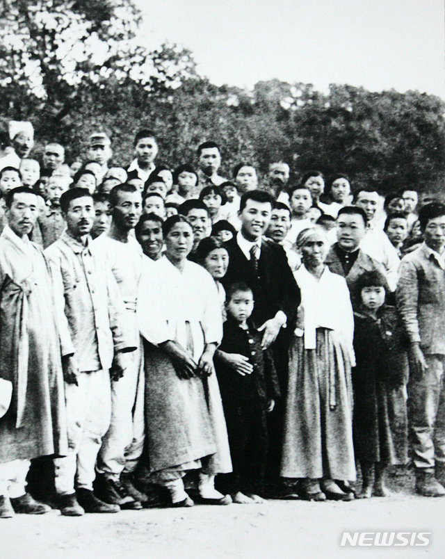 [서울=뉴시스] 1945년 10월 14일 평양공설운동장에서 열린 환영대회를 마치고 고향 집을 방문한 김일성이 일가친척들과 기념 촬영을 하고 있다. 왼쪽에서 3번째, 4번째가 작은아버지인 김형록 부부이고, 그 옆으로 할머니 이보익의 모습이 보인다. (사진=미디어한국학 제공) 2020.02.09. photo@newsis.com