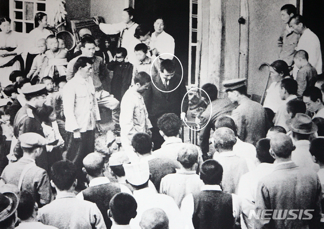 [서울=뉴시스] 1945년 10월 14일 평양공설운동장에서 열린 환영대회를 마치고 고향 집을 방문한 김일성이 일가친척들의 환영을 받고 있다. 김일성 앞으로 망건을 쓴 조부 김보현의 모습이 보인다. (사진=미디어한국학 제공) 2020.02.09. photo@newsis.com