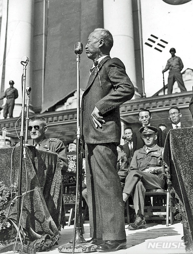 [서울=뉴시스] 1945년 10월 20일 서울 중앙청 앞에서 열린 서울시민 주최 연합국환영대회에서 연설하는 이승만. (사진=돈 오브라이언 flickr) 2020.02.09. (* 위 사진은 재배포, 재판매, DB 및 활용을 금지합니다.)photo@newsis.com